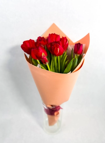 Букет из красных пионовидных тюльпанов от интернет-магазина цветов в 